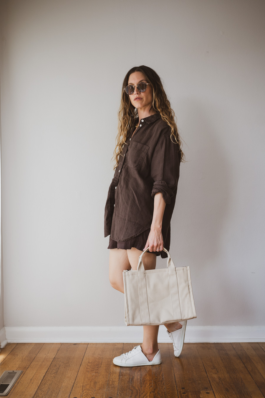 styling a linen set with sneakers and a canvas bag